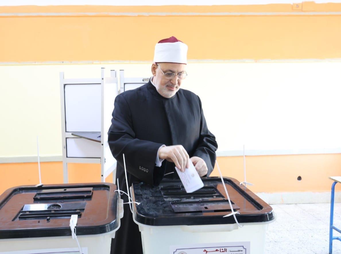 وكيل الأزهر يدلي بصوته في انتخابات مجلس النواب لعام 2025