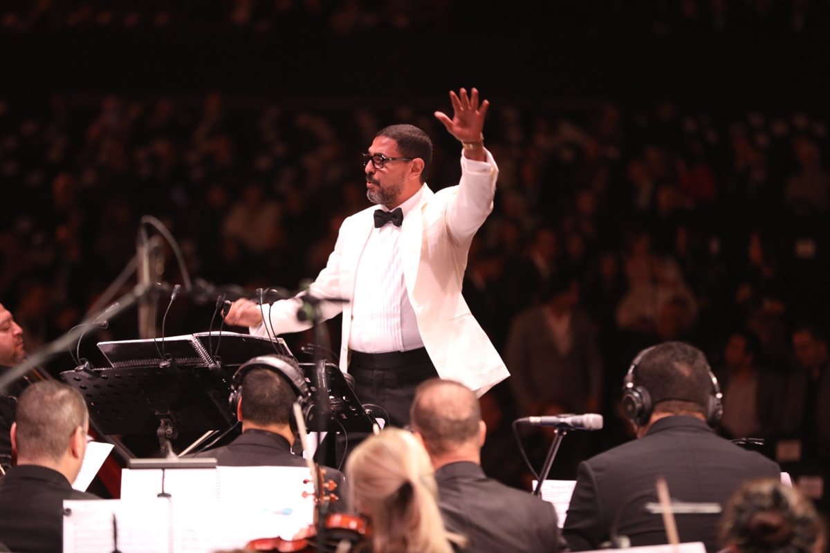 هاني فرحات يتألق بقيادته الأوركسترا الملكي البريطاني في حفل كامل العدد  بالاهرامات 