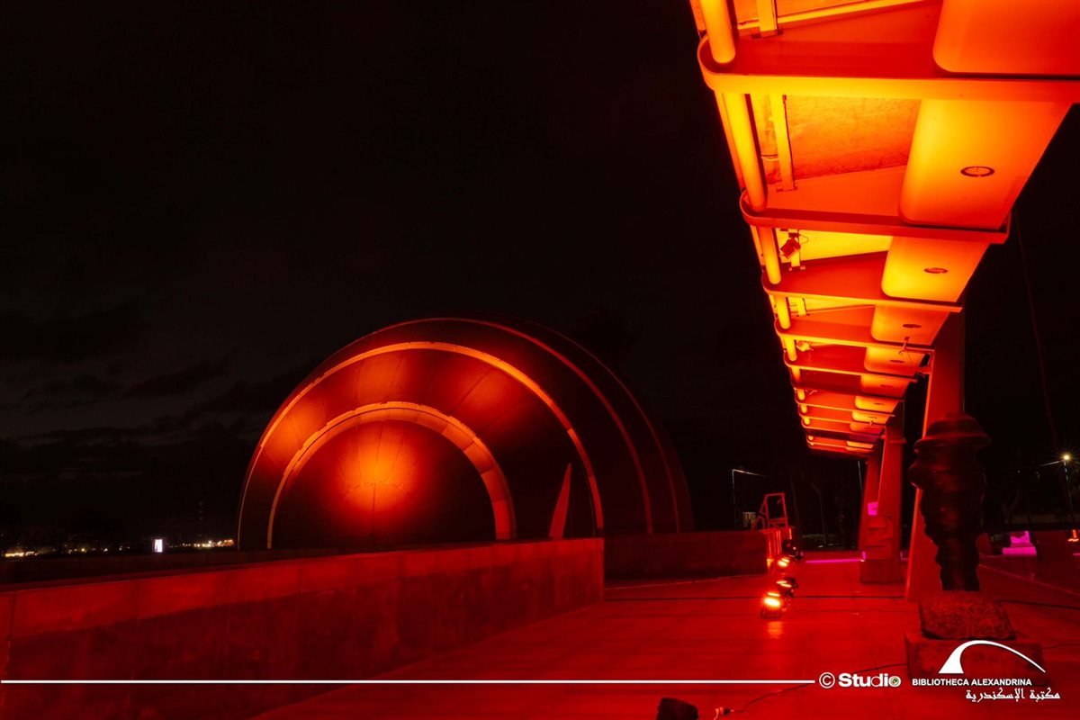 إضاءة المكتبة باللون البرتقالي 