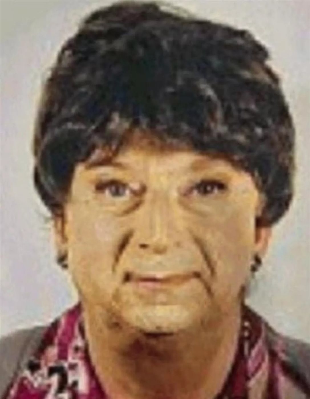 رجل تنكر بوجه والدته