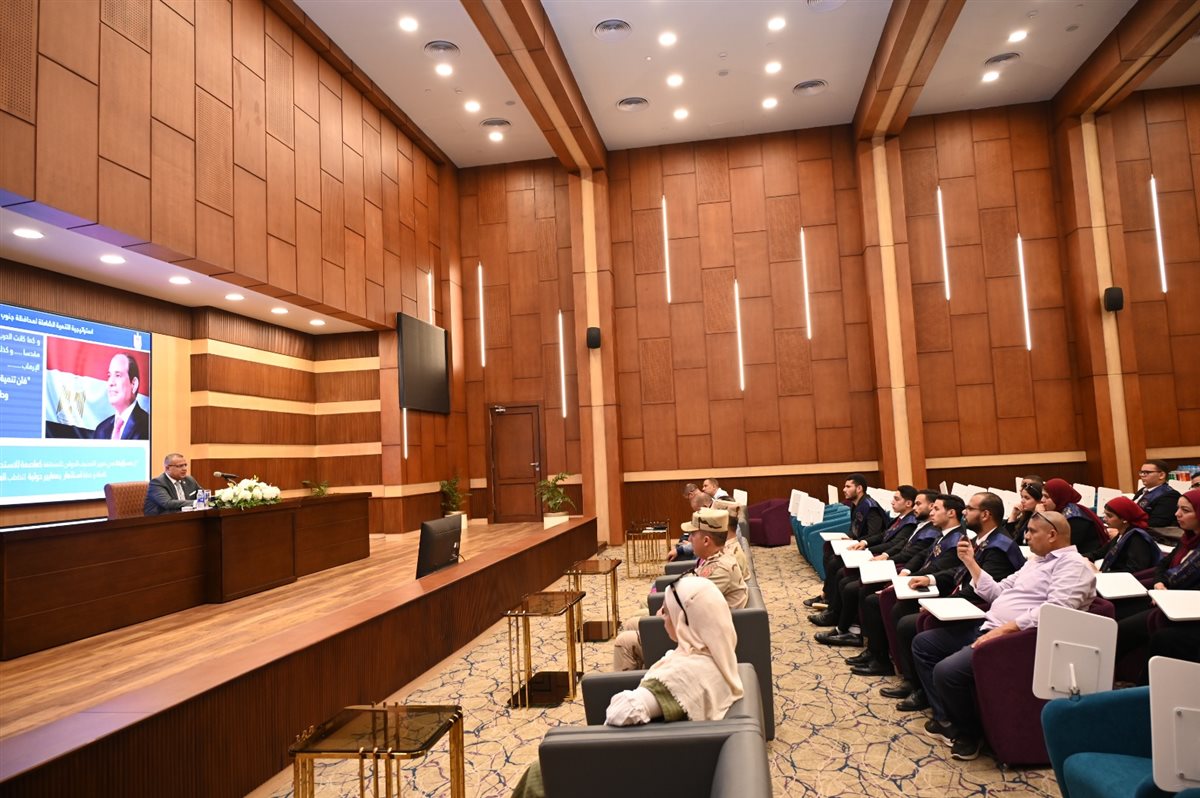 محافظ جنوب يستقبل طلاب جامعة بني سويف