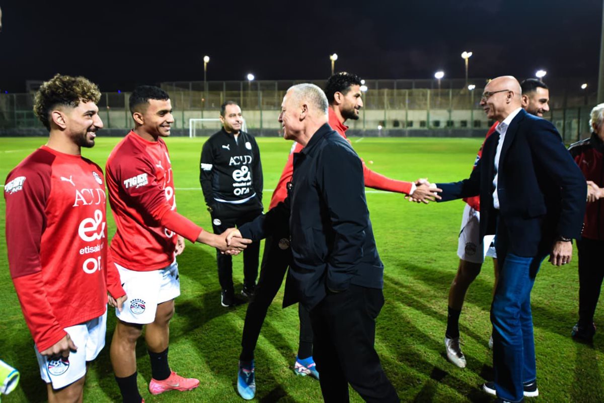 هاني أبوريدة يدعم لاعبي منتخب كأس العرب في مران اليوم