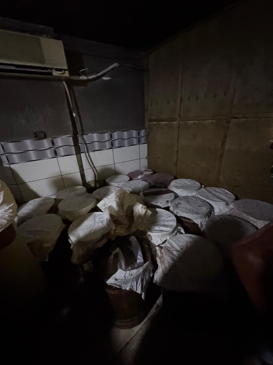 ضبط 8 أطنان أسماك مملحة فاسدة داخل مخزن بمدينة طلخا في الدقهلية