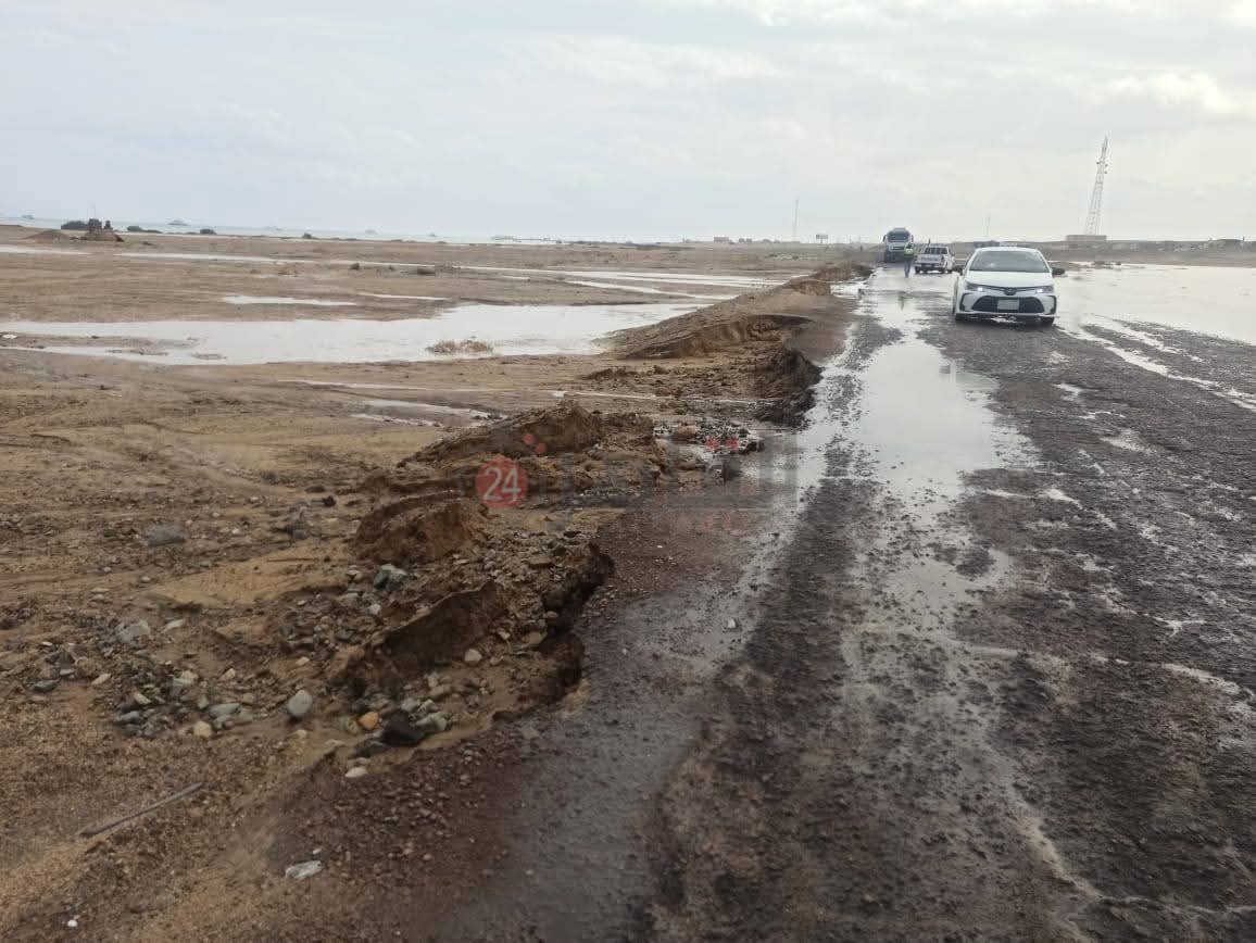 إزالة آثار السيول بمرسي علم 