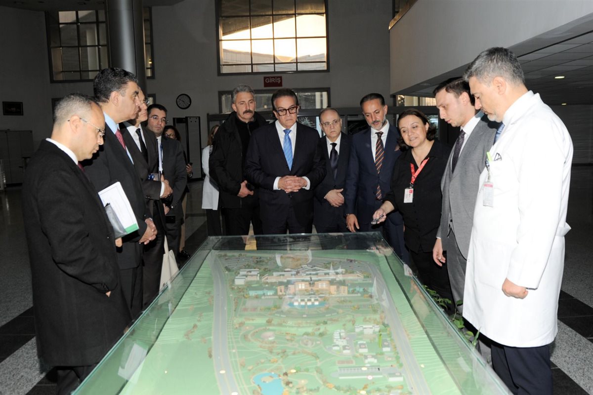 وزير الصحة يزور مستشفى أنقرة جازيلر الرائد عالميًا في إعادة تأهيل إصابات الحبل الشوكي والدماغ والتأهيل الروبوتي