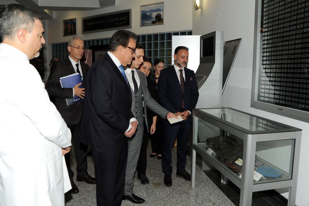 وزير الصحة يزور مستشفى أنقرة جازيلر الرائد عالميًا في إعادة تأهيل إصابات الحبل الشوكي والدماغ والتأهيل الروبوتي