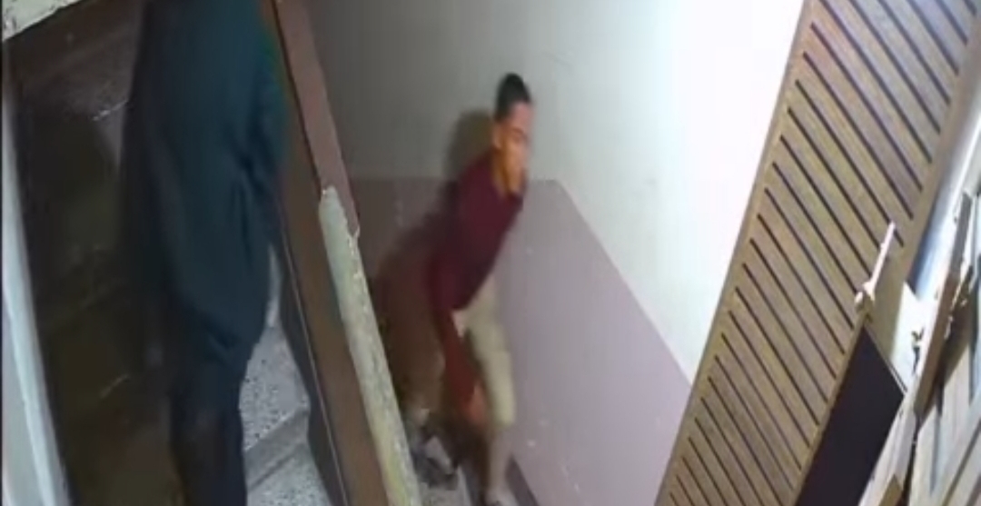 المتهم خلال التحرش بالفتاة 