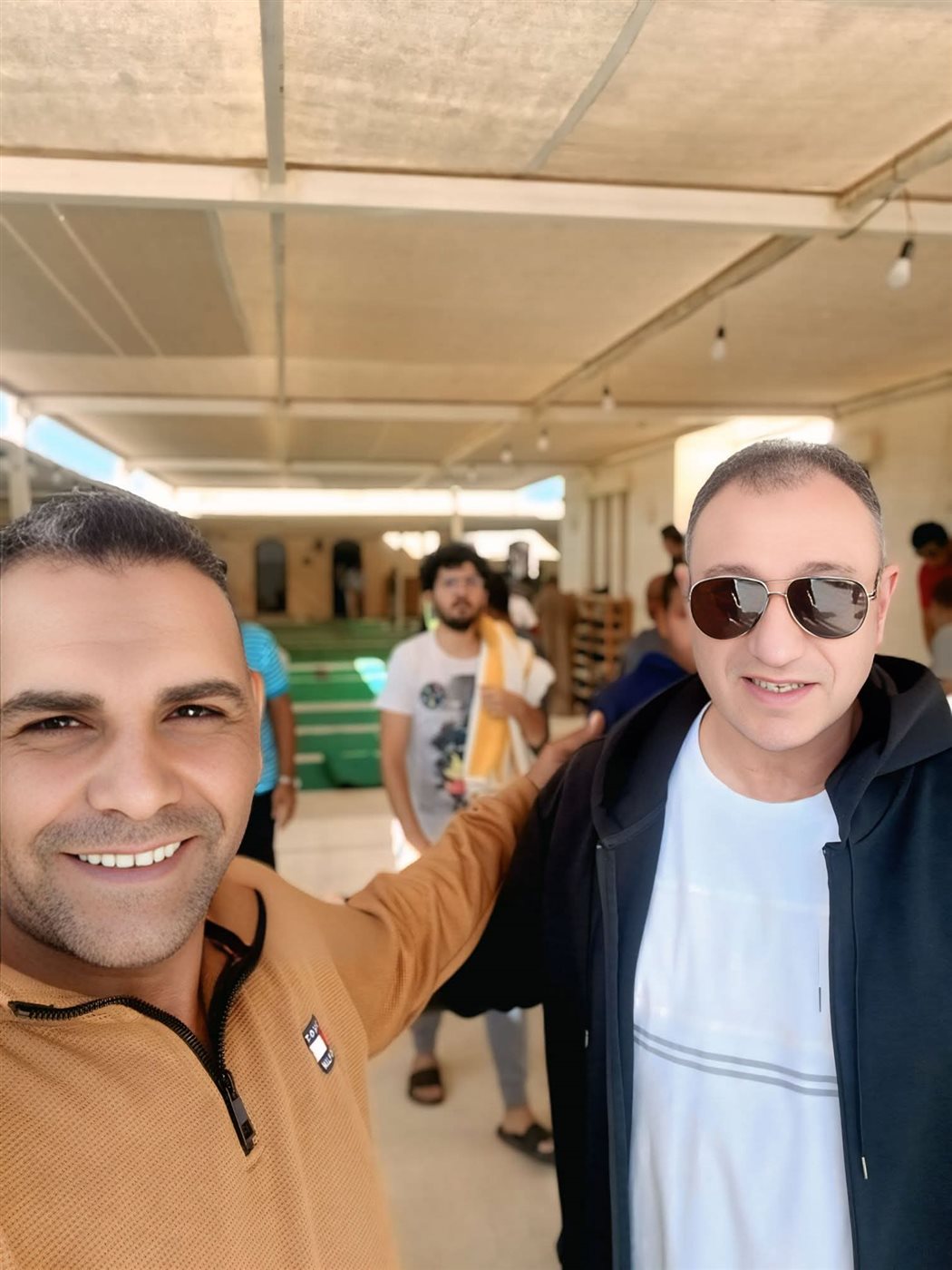 محمود الخطيب يلتقط الصور التذكارية مع معجبيه بالجونة