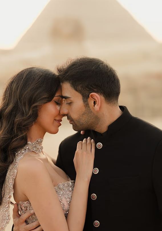 حفل زفاف عند أهرامات الجيزة يتصدر الصحف البريطانية