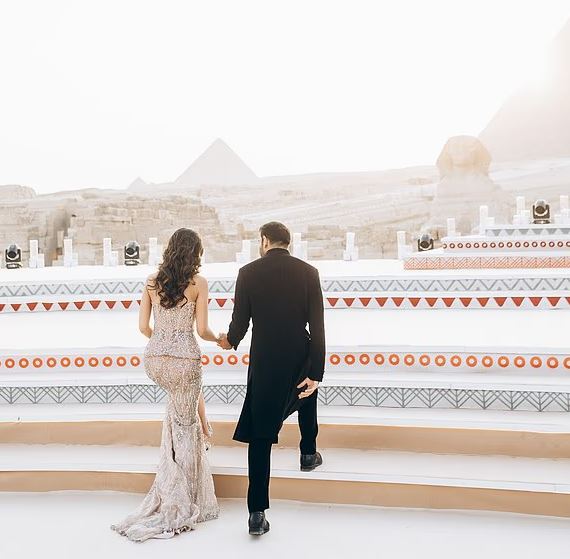 حفل زفاف عند أهرامات الجيزة يتصدر الصحف البريطانية