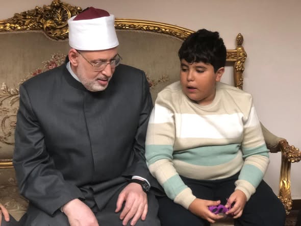 آية في حفظ القرآن ومن القدرات الخاصة.. وكيل الأزهر يلتقي بالصغير زياد عمر بعد إبهاره السوشيال ميديا 