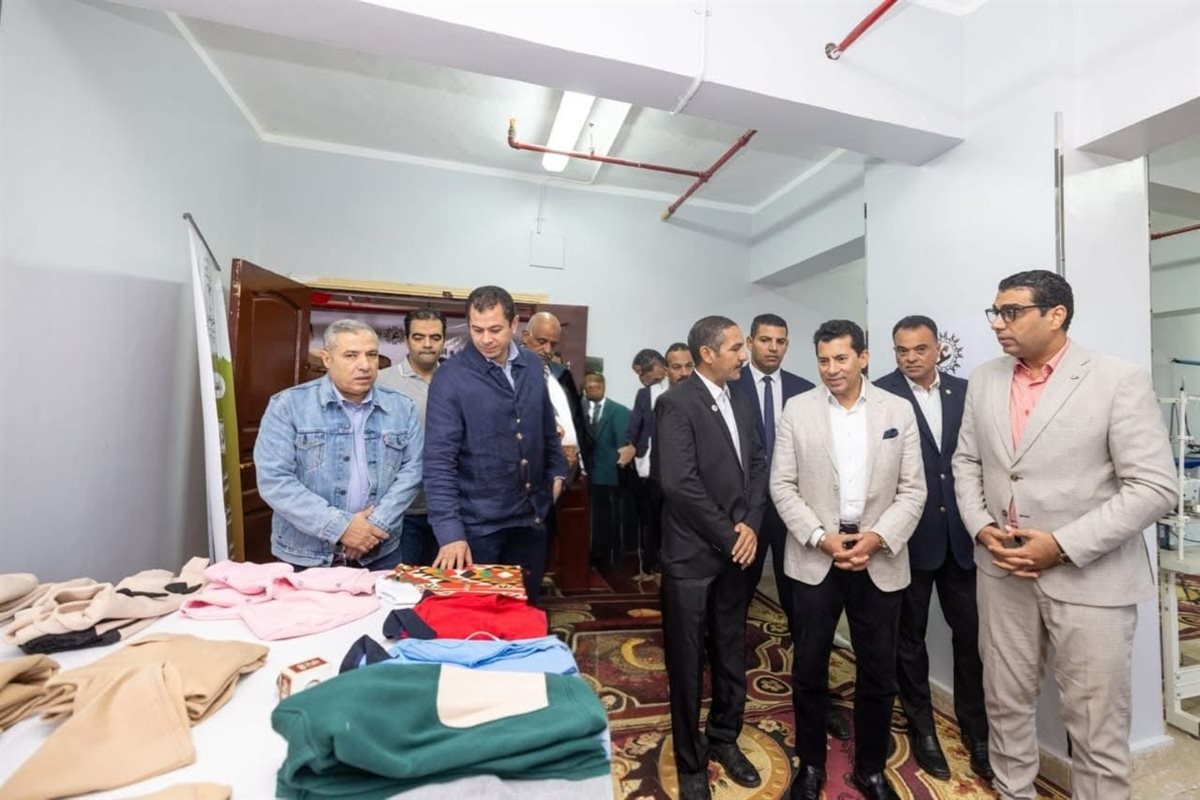 جولة وزير الشباب والرياضة بالأقصر 