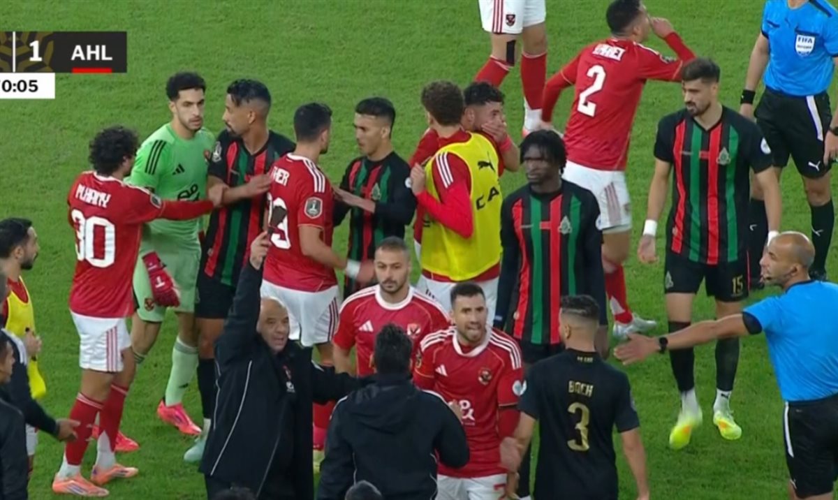 <strong>وليد صلاح الدين مدير الكرة بالنادي الأهلي يمسك أحدى الأدوات الملقاه من جانب جماهير الجيش الملكي ويطلب من الحكم توثيق الواقعة</strong>