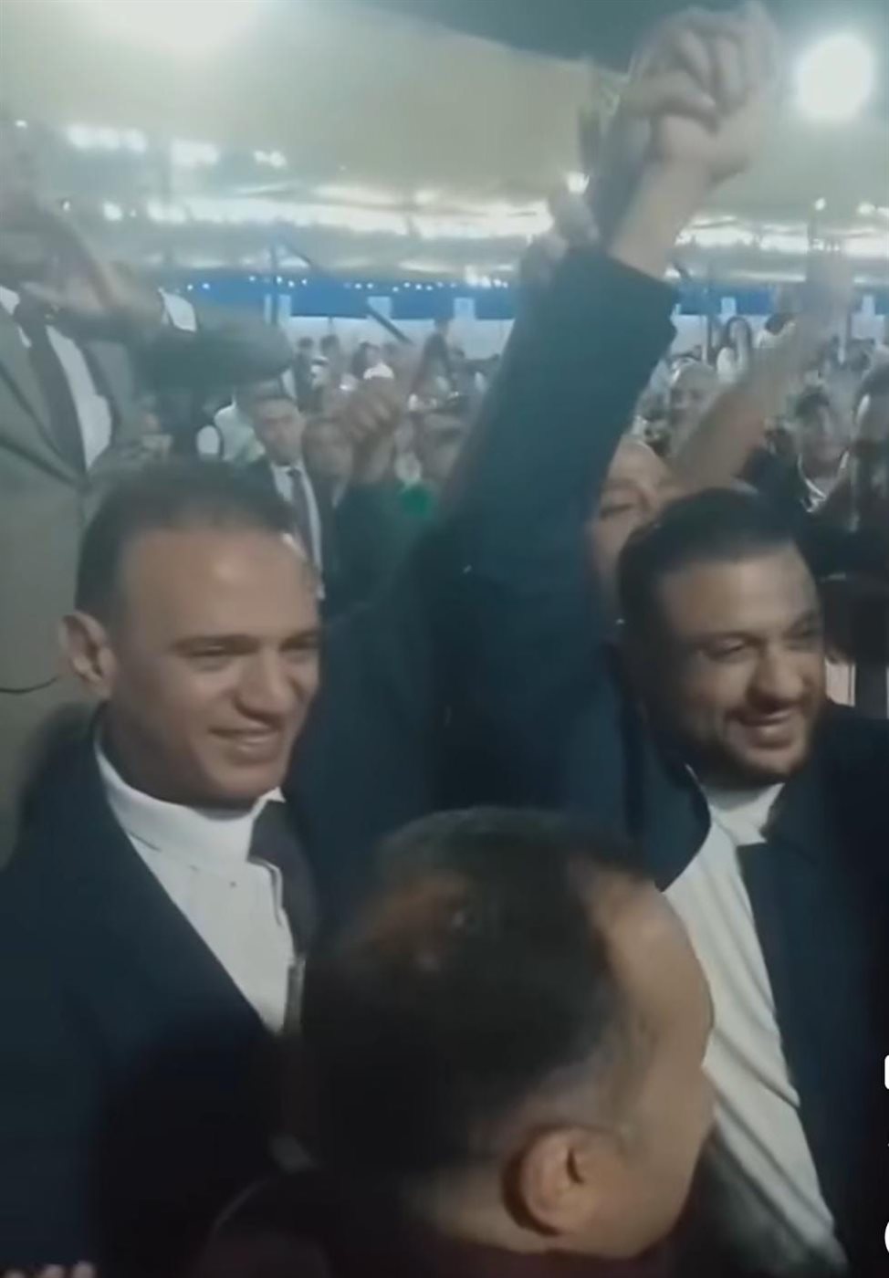 يدًا بيد.. محمد بلال وعمر الغنيمي يحتفلان وسط أنصارهما 