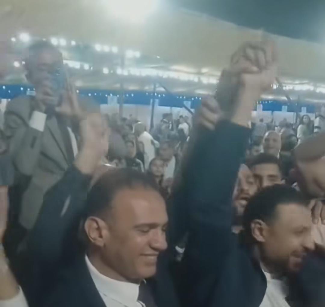 يدًا بيد.. محمد بلال وعمر الغنيمي يحتفلان وسط أنصارهما 
