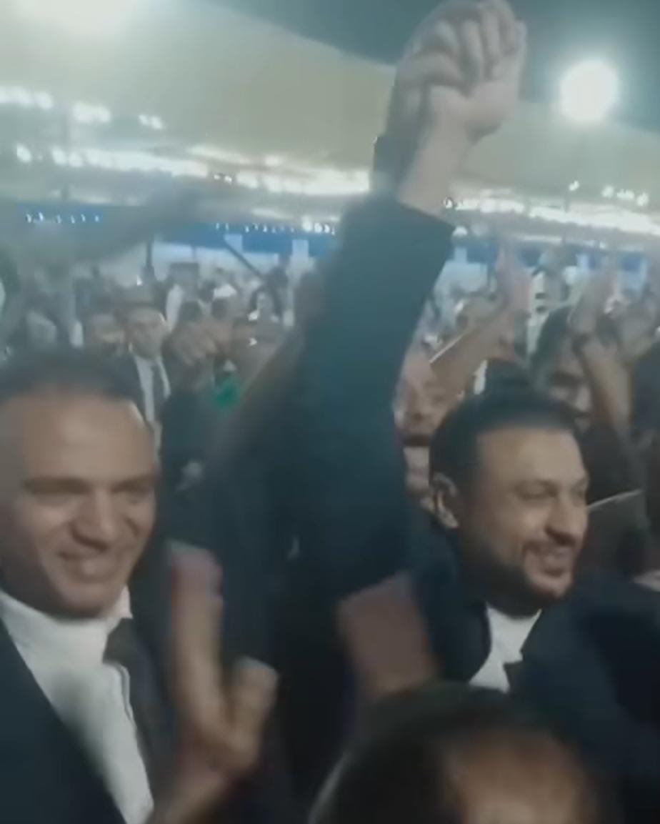 يدًا بيد.. محمد بلال وعمر الغنيمي يحتفلان وسط أنصارهما 