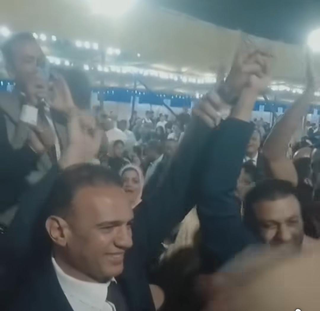 يدًا بيد.. محمد بلال وعمر الغنيمي يحتفلان وسط أنصارهما 
