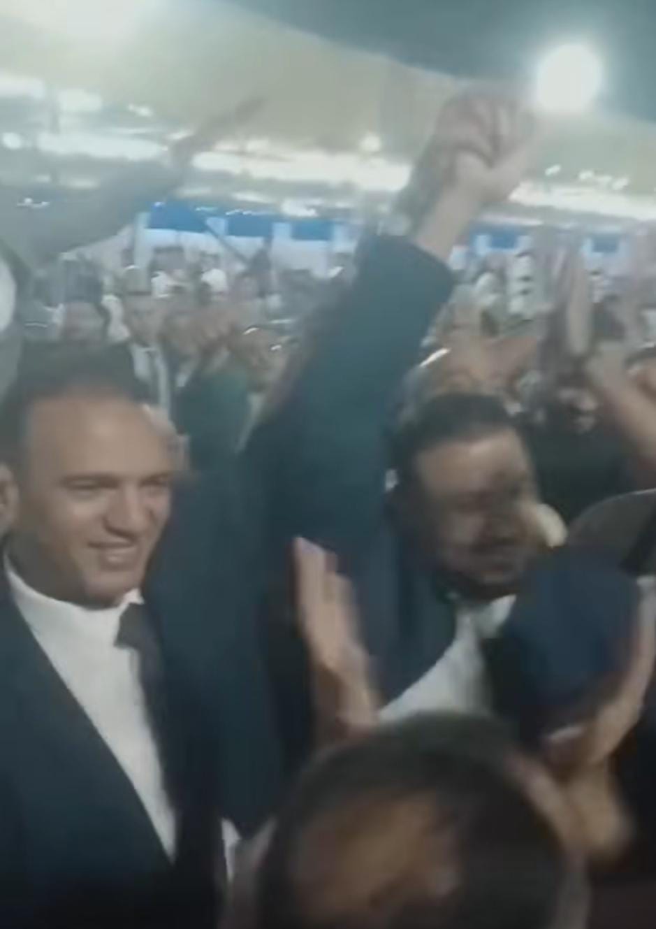 يدًا بيد.. محمد بلال وعمر الغنيمي يحتفلان وسط أنصارهما 