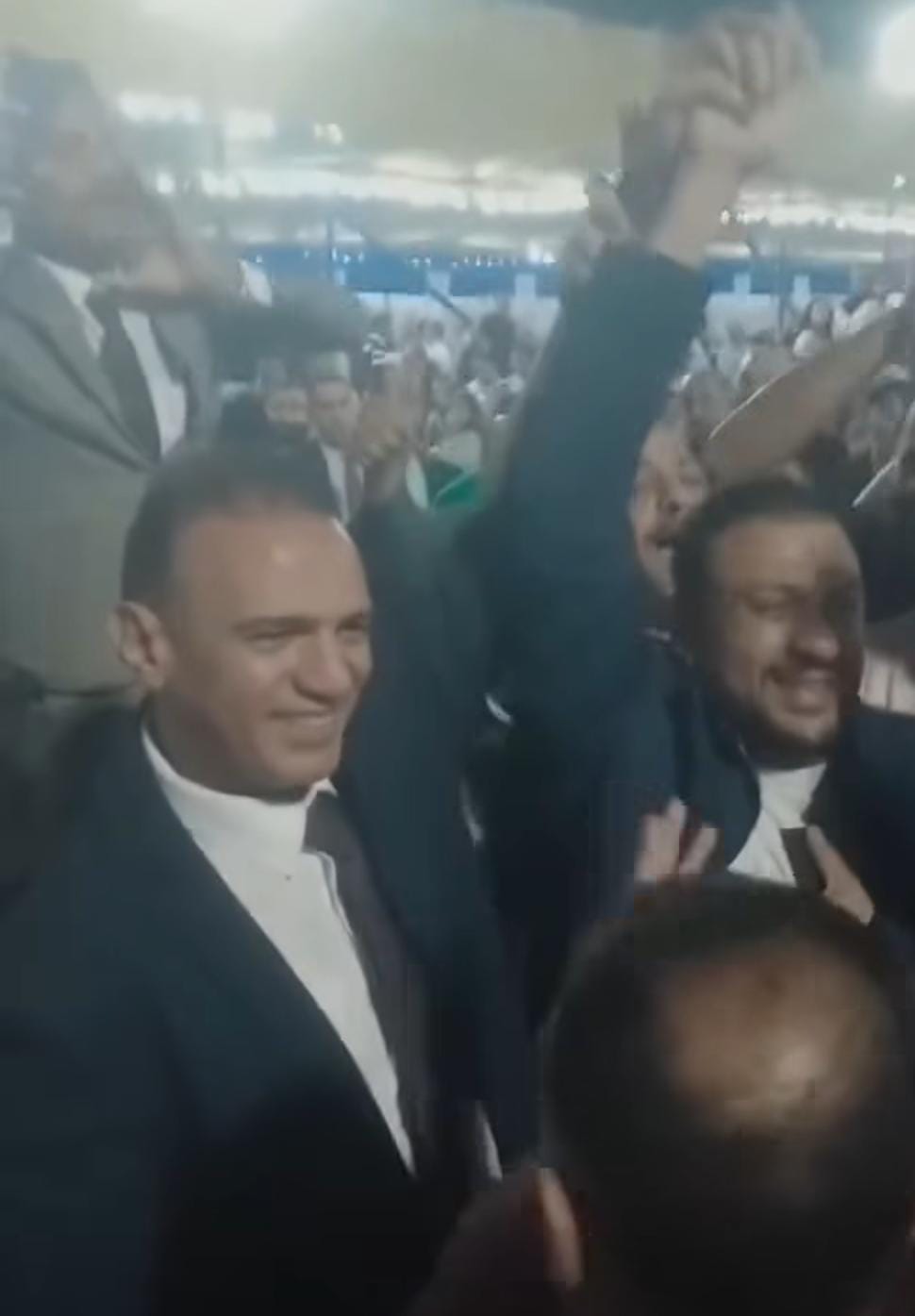 يدًا بيد.. محمد بلال وعمر الغنيمي يحتفلان وسط أنصارهما 