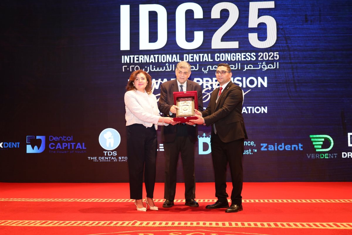 <strong>تكريم الدكتور أشرف حاتم</strong>