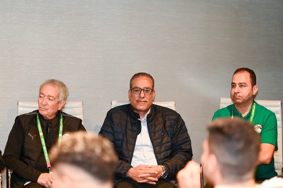 هاني أبو ريدة رئيس اتحاد الكورة يحفز لاعبي المنتخب المشارك في كأس العرب قبل انطلاق البطولة