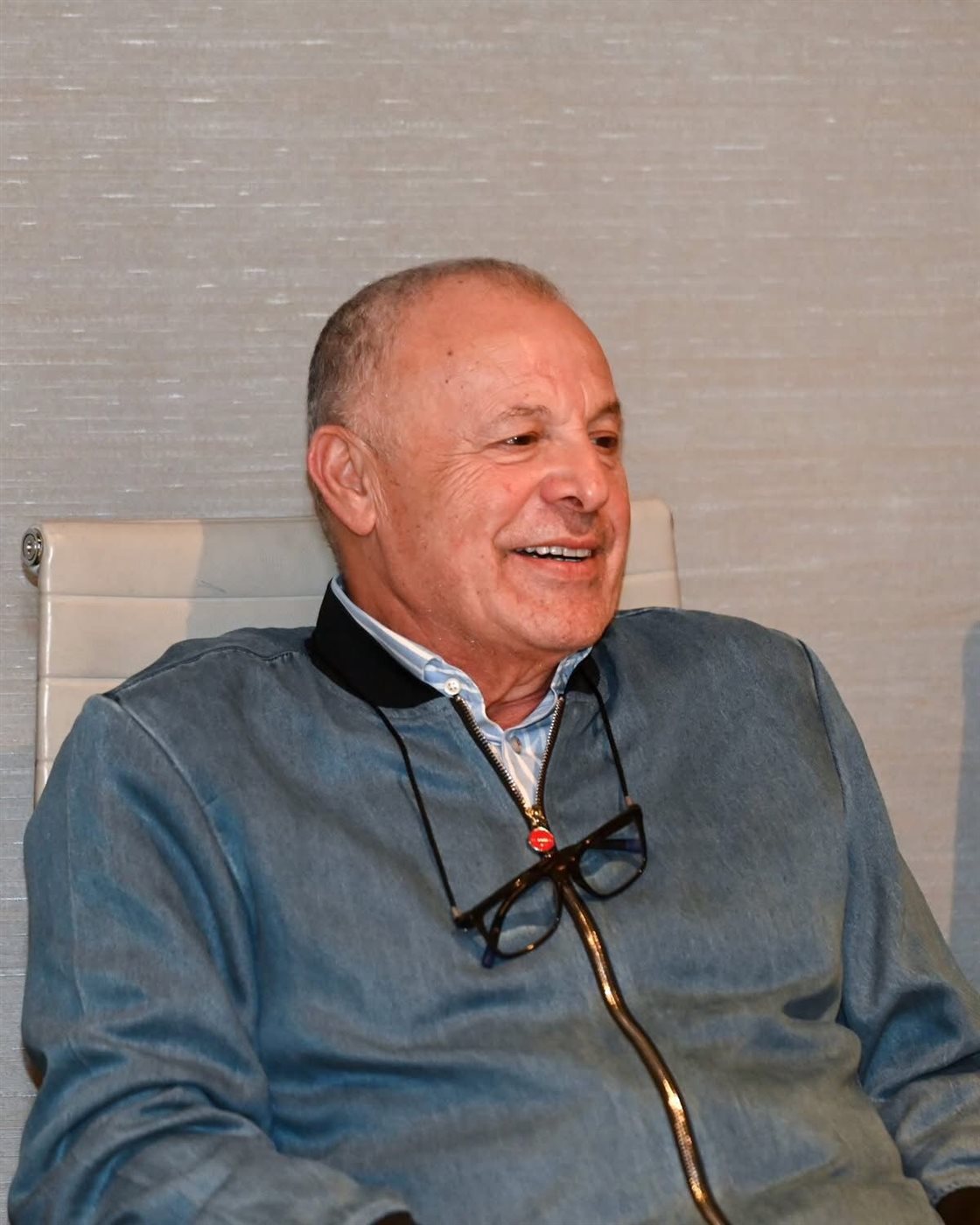 هاني أبو ريدة رئيس اتحاد الكورة يحفز لاعبي المنتخب المشارك في كأس العرب قبل انطلاق البطولة