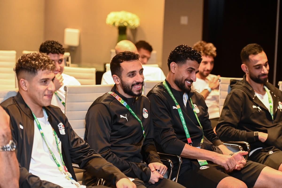 هاني أبو ريدة رئيس اتحاد الكورة يحفز لاعبي المنتخب المشارك في كأس العرب قبل انطلاق البطولة