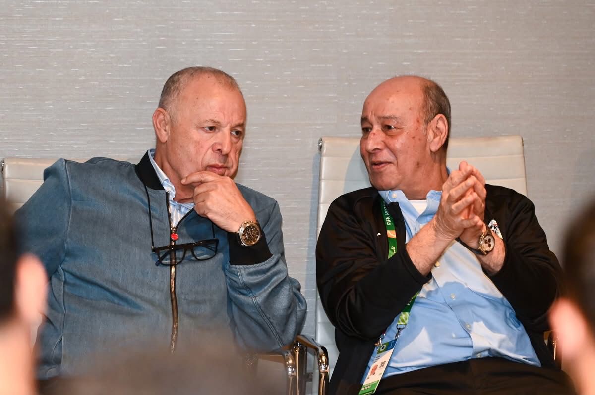 هاني أبو ريدة رئيس اتحاد الكورة يحفز لاعبي المنتخب المشارك في كأس العرب قبل انطلاق البطولة