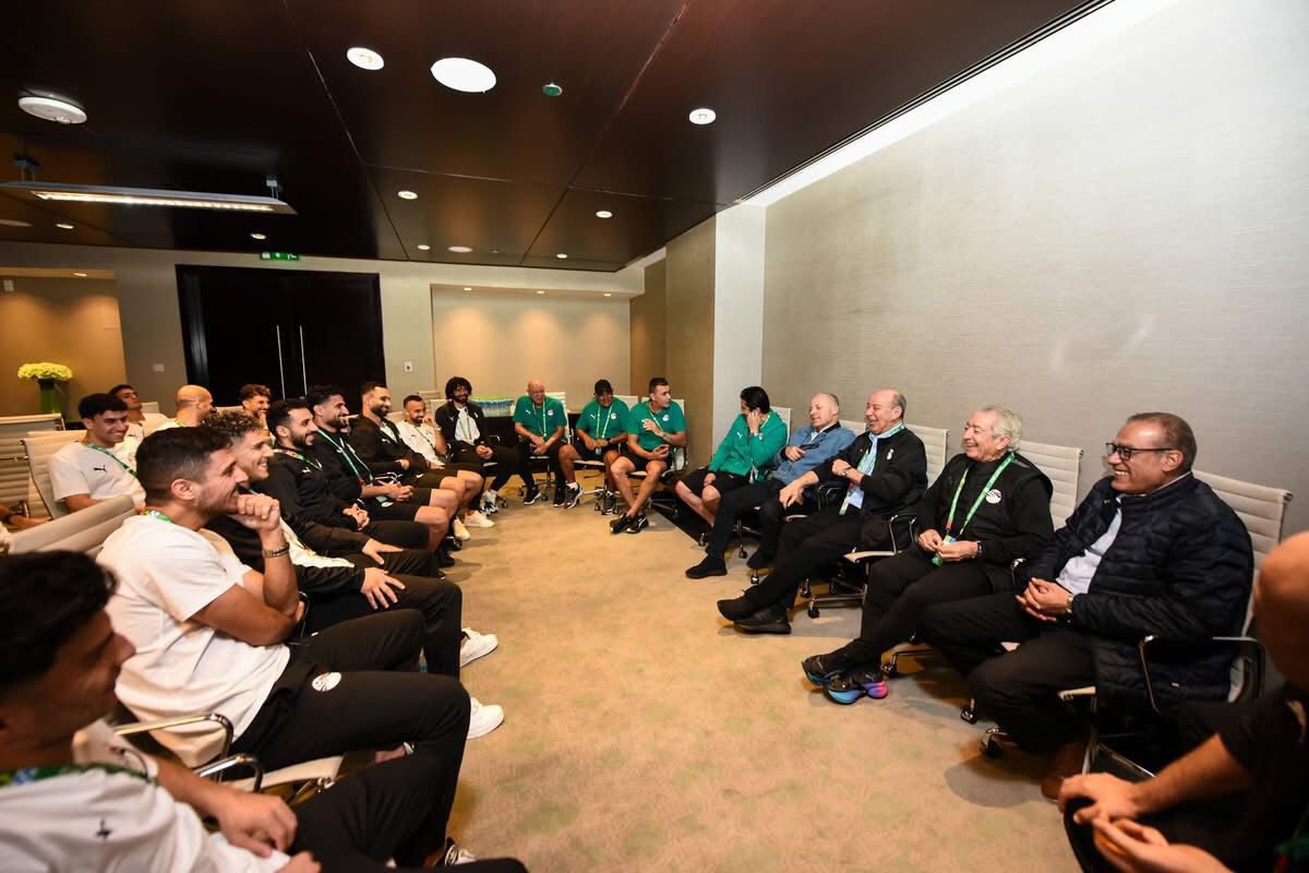 هاني أبو ريدة رئيس اتحاد الكورة يحفز لاعبي المنتخب المشارك في كأس العرب قبل انطلاق البطولة