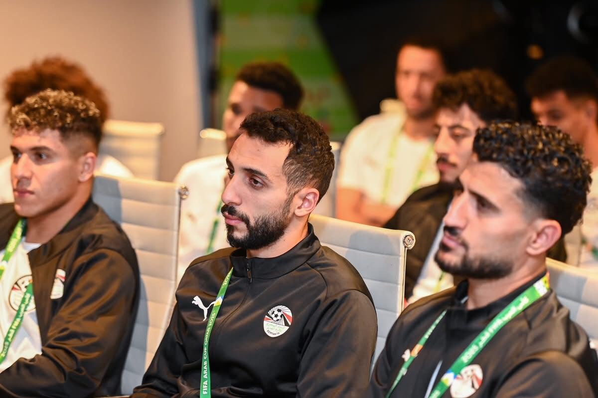 هاني أبو ريدة رئيس اتحاد الكورة يحفز لاعبي المنتخب المشارك في كأس العرب قبل انطلاق البطولة