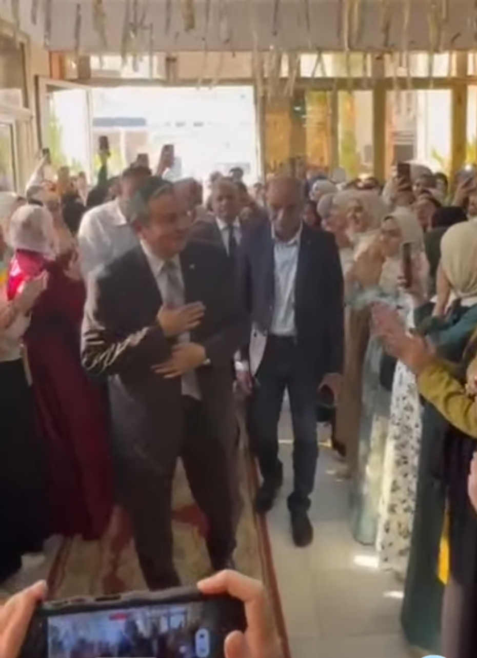زغاريد وممر شرفي.. طلاب تربية المنوفية يحتفلون بتعيين عميد الكلية بالورود والشوكولاتة