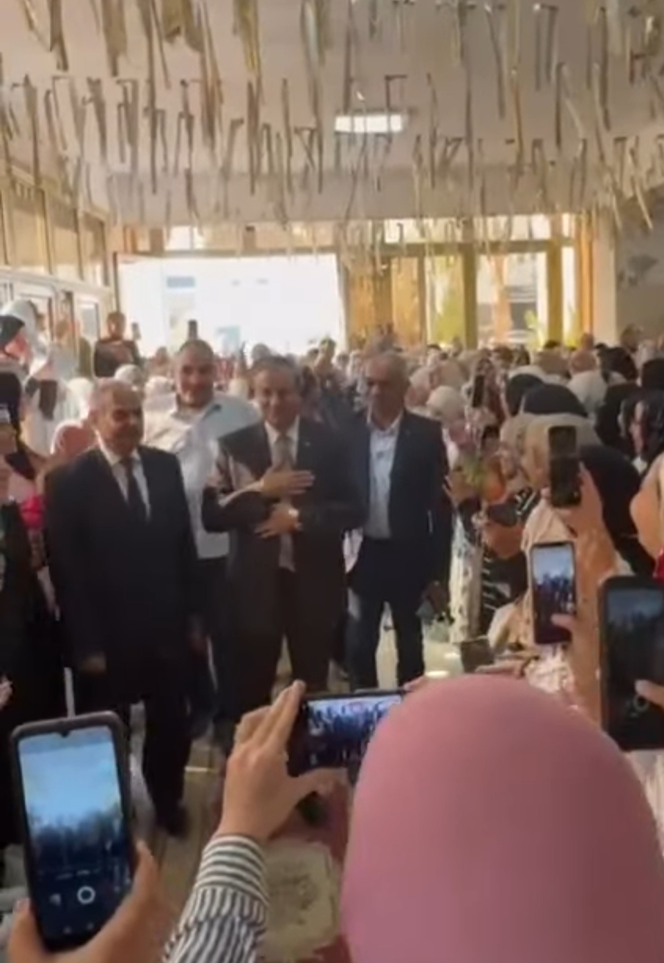 زغاريد وممر شرفي.. طلاب تربية المنوفية يحتفلون بتعيين عميد الكلية بالورود والشوكولاتة