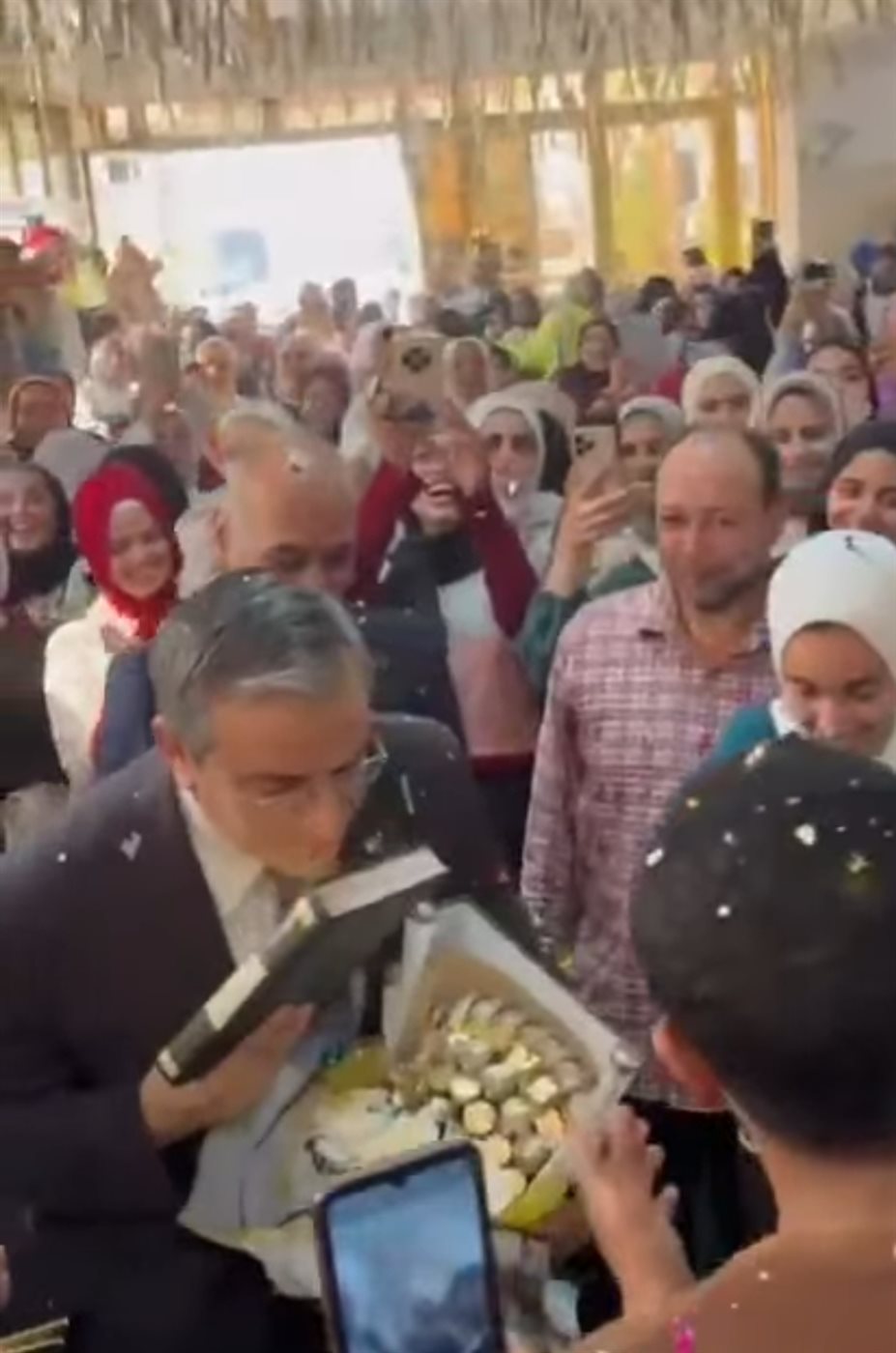 زغاريد وممر شرفي.. طلاب تربية المنوفية يحتفلون بتعيين عميد الكلية بالورود والشوكولاتة