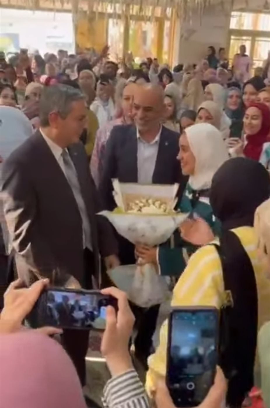 زغاريد وممر شرفي.. طلاب تربية المنوفية يحتفلون بتعيين عميد الكلية بالورود والشوكولاتة