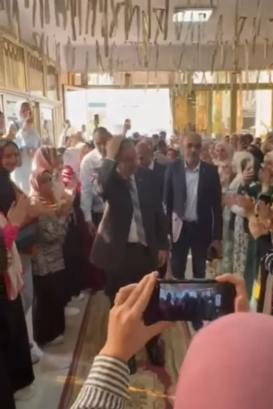 زغاريد وممر شرفي.. طلاب تربية المنوفية يحتفلون بتعيين عميد الكلية بالورود والشوكولاتة