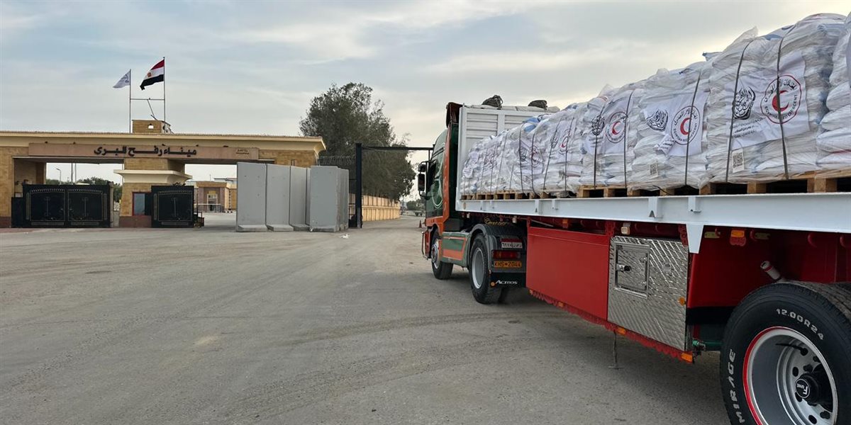 الهلال الأحمر المصري يدفع بالمساعدات الإغاثية إلى قطاع غزة 