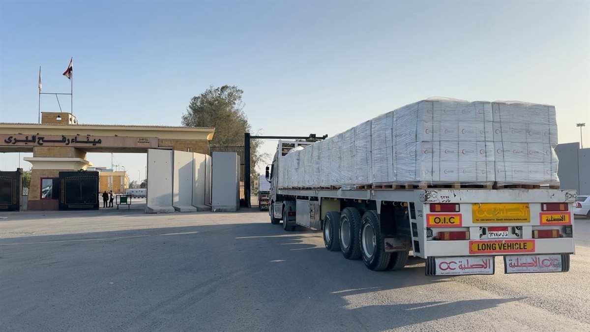 الهلال الأحمر المصري يدفع بالمساعدات الإغاثية إلى قطاع غزة 