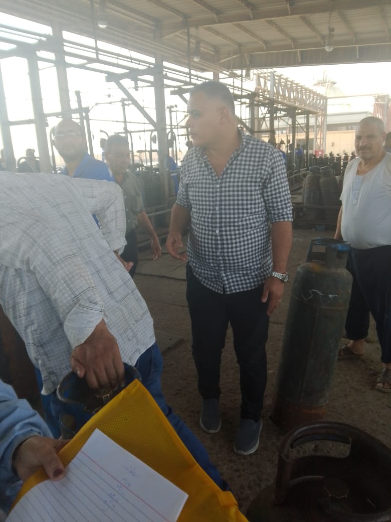 محافظة الجيزة تضبط مصنعًا لتعبئة البوتاجاز تلاعبَ في الأوزان 