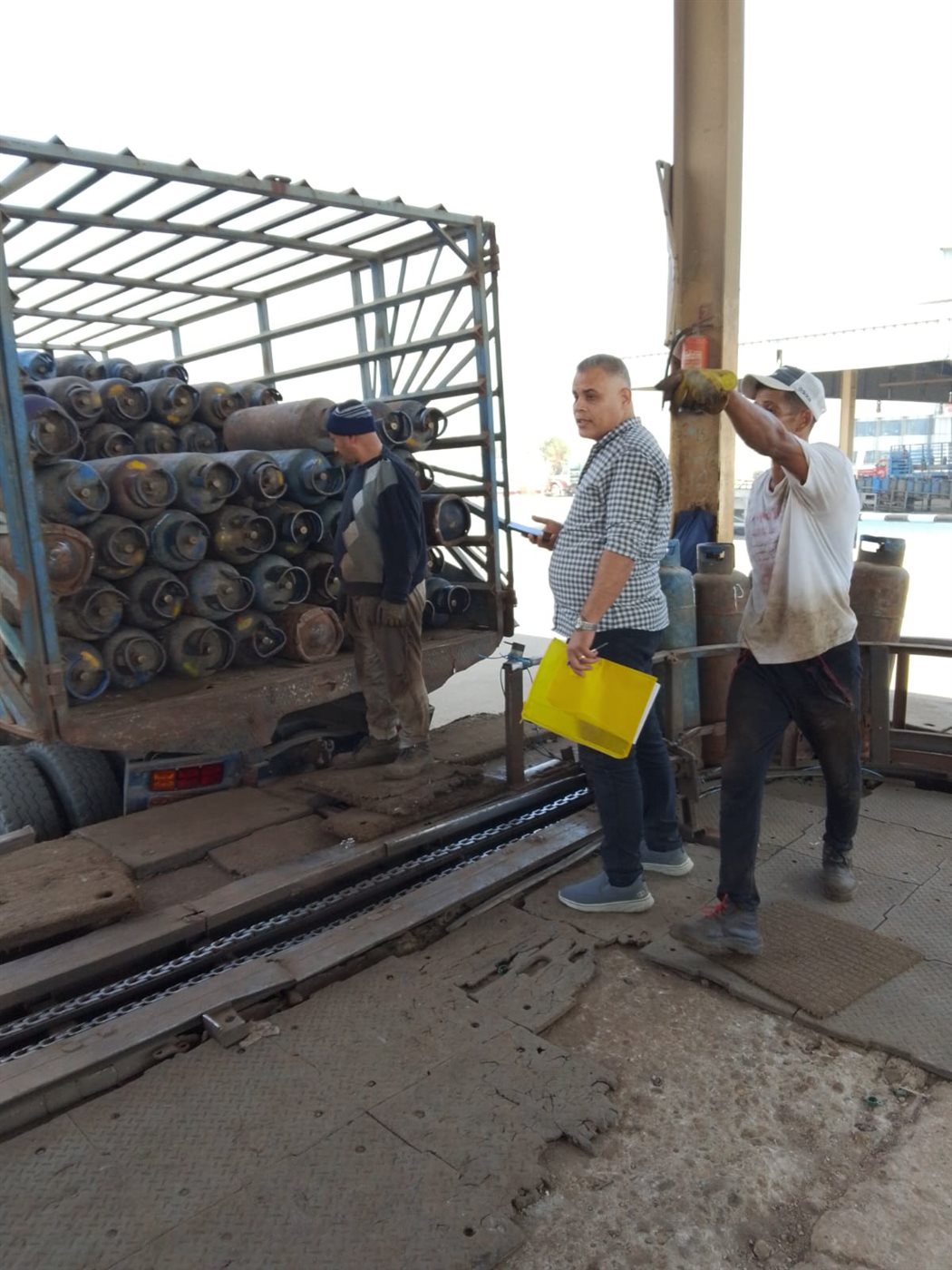 محافظة الجيزة تضبط مصنعًا لتعبئة البوتاجاز تلاعبَ في الأوزان 