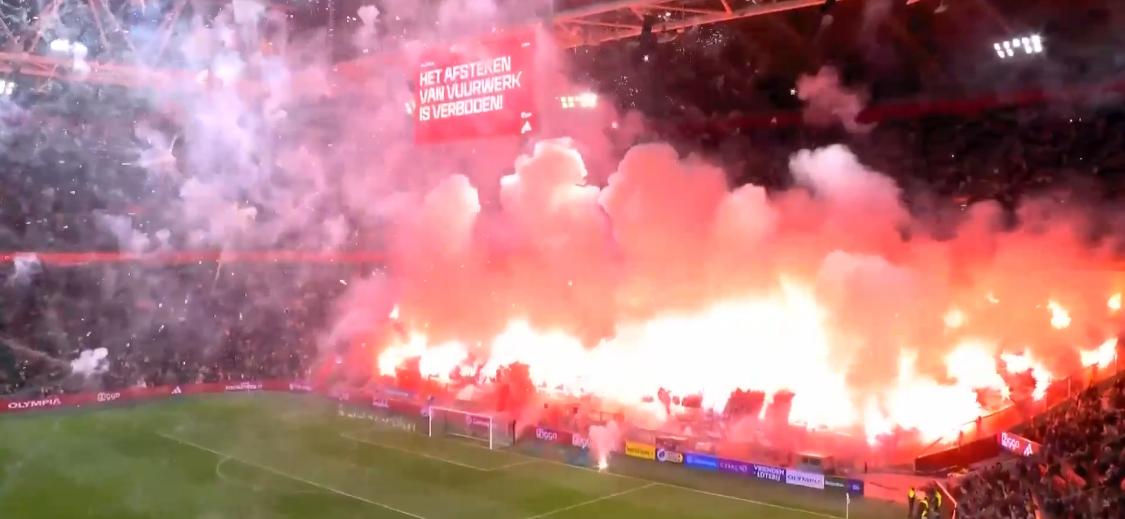 إيقاف مباراة أياكس أمستردام وجرونينجن في الدوري الهولندي بسبب الألعاب النارية