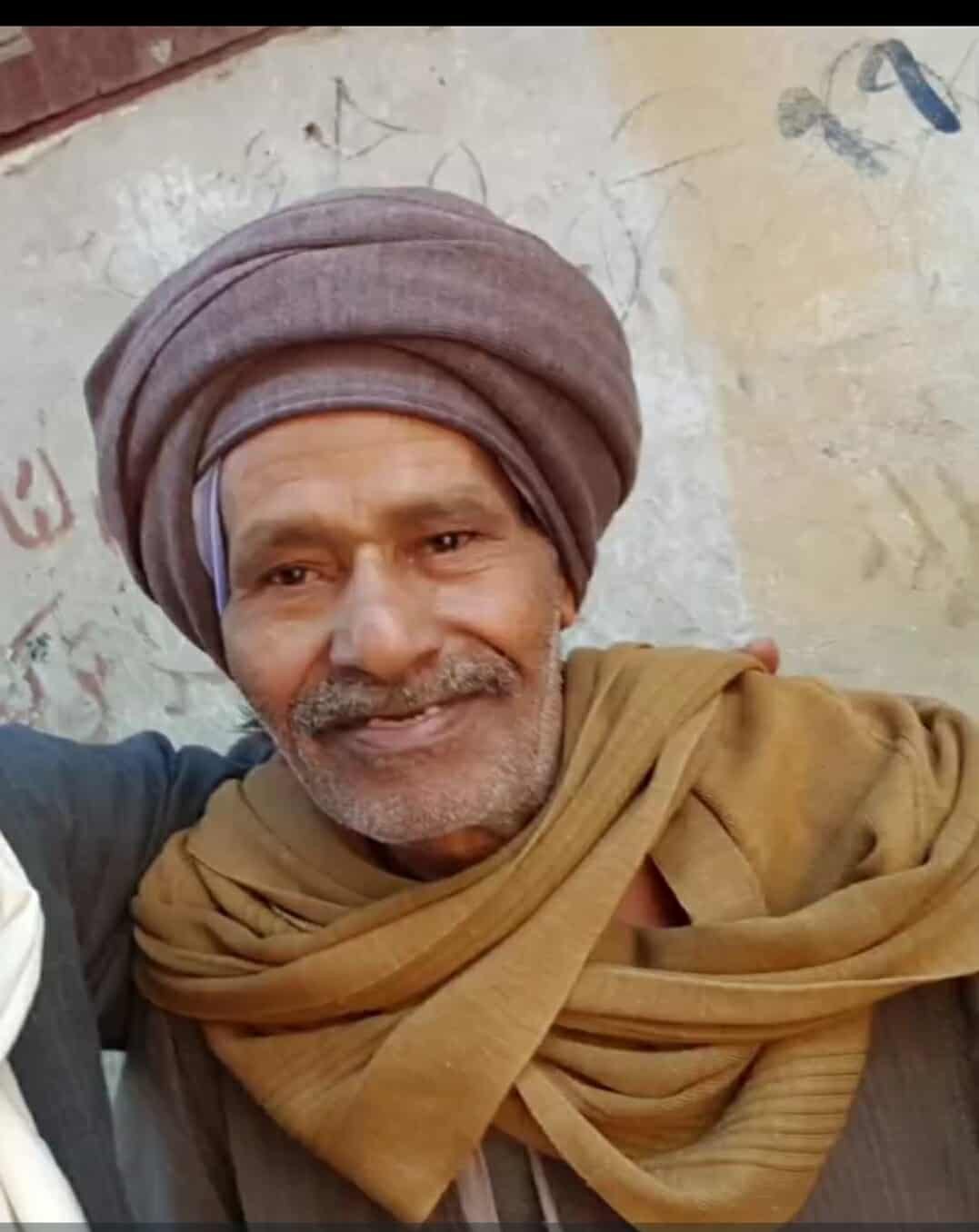 عم حسين أشهر وأقدم بائع لبن متجول في الأقصر 