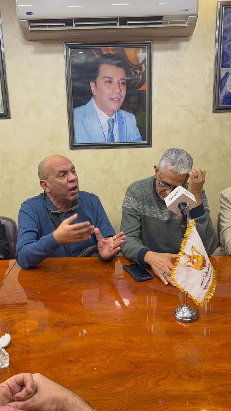 جانب من حديث أعضاء النقابة