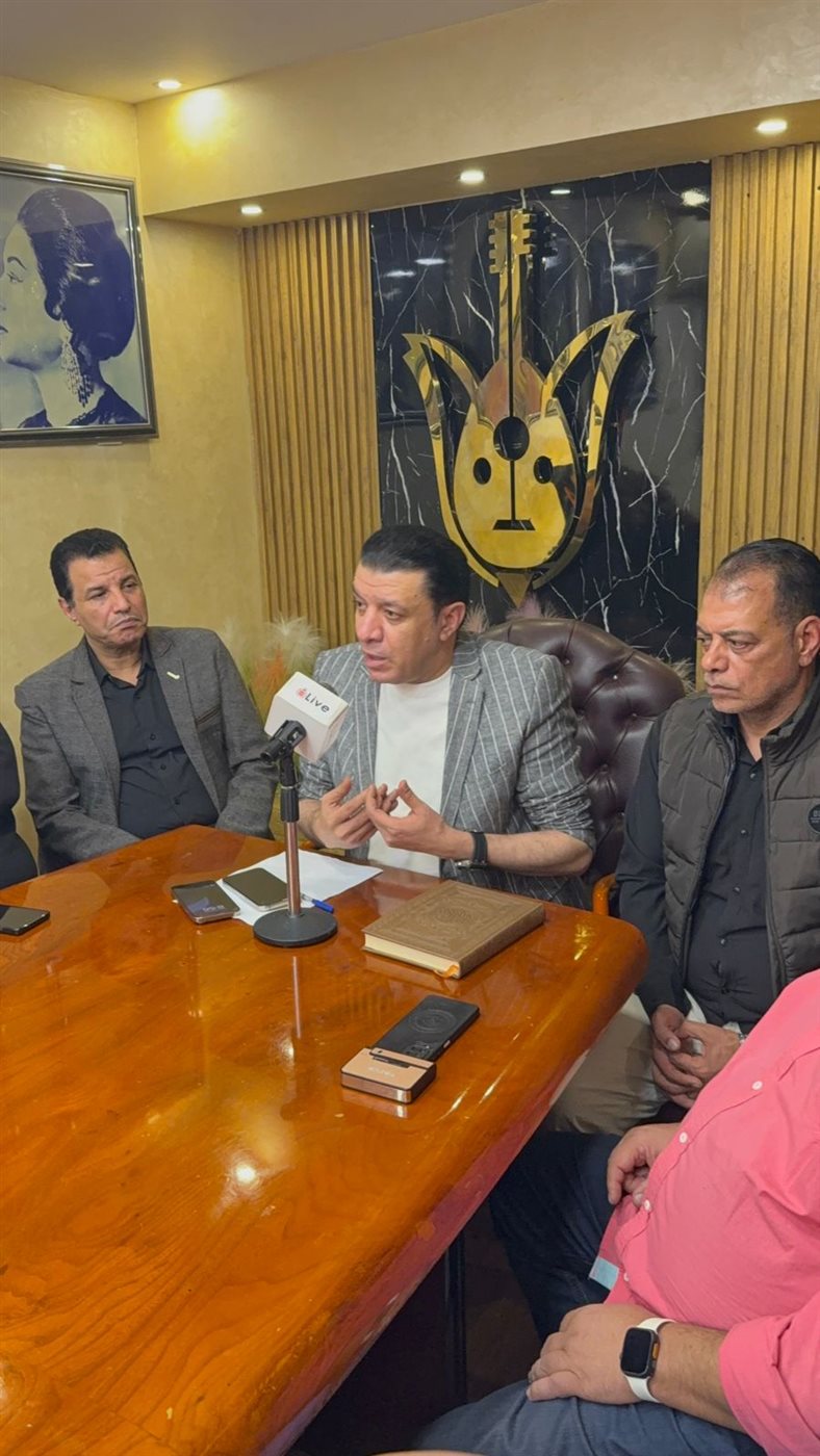 مصطفى كامل يجتمع مع أعضاء النقابة