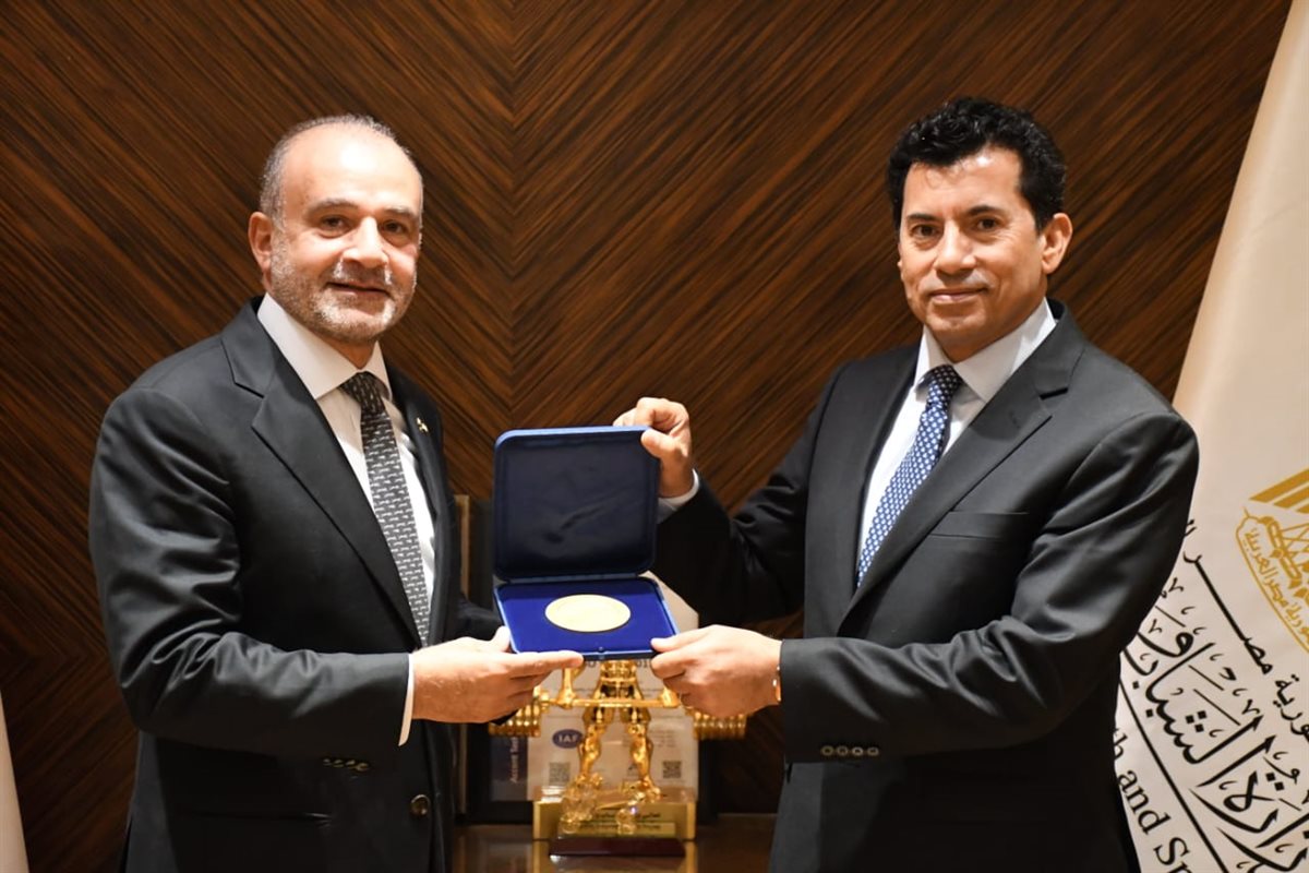 وزير الرياضة يستقبل رئيس الاتحاد الدولي للسلاح المهندس عبد المنعم الحسيني