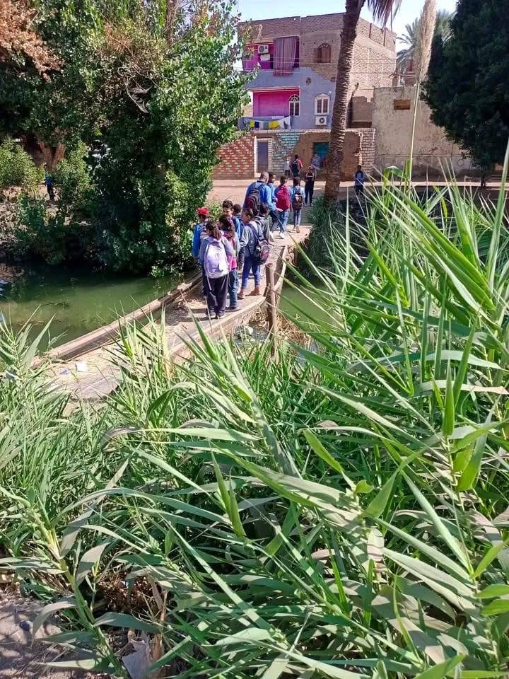 عبور الطلاب إلي مدارسهم عبر السقالة المتهالكة