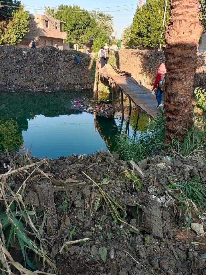 عبور الطلاب إلي مدارسهم عبر السقالة المتهالكة