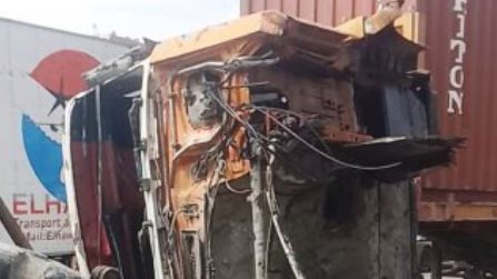 حادث تصادم تريلا بمحطة الأتوبيس الترددي