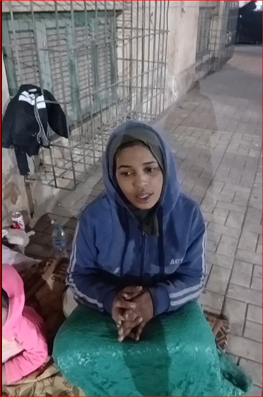 الأم اثناء بث مباشر مع القاهرة 24