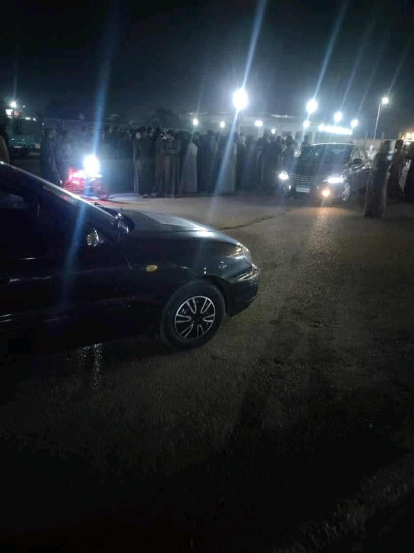 انتظار أهالي الطويرات أمام المشرحة