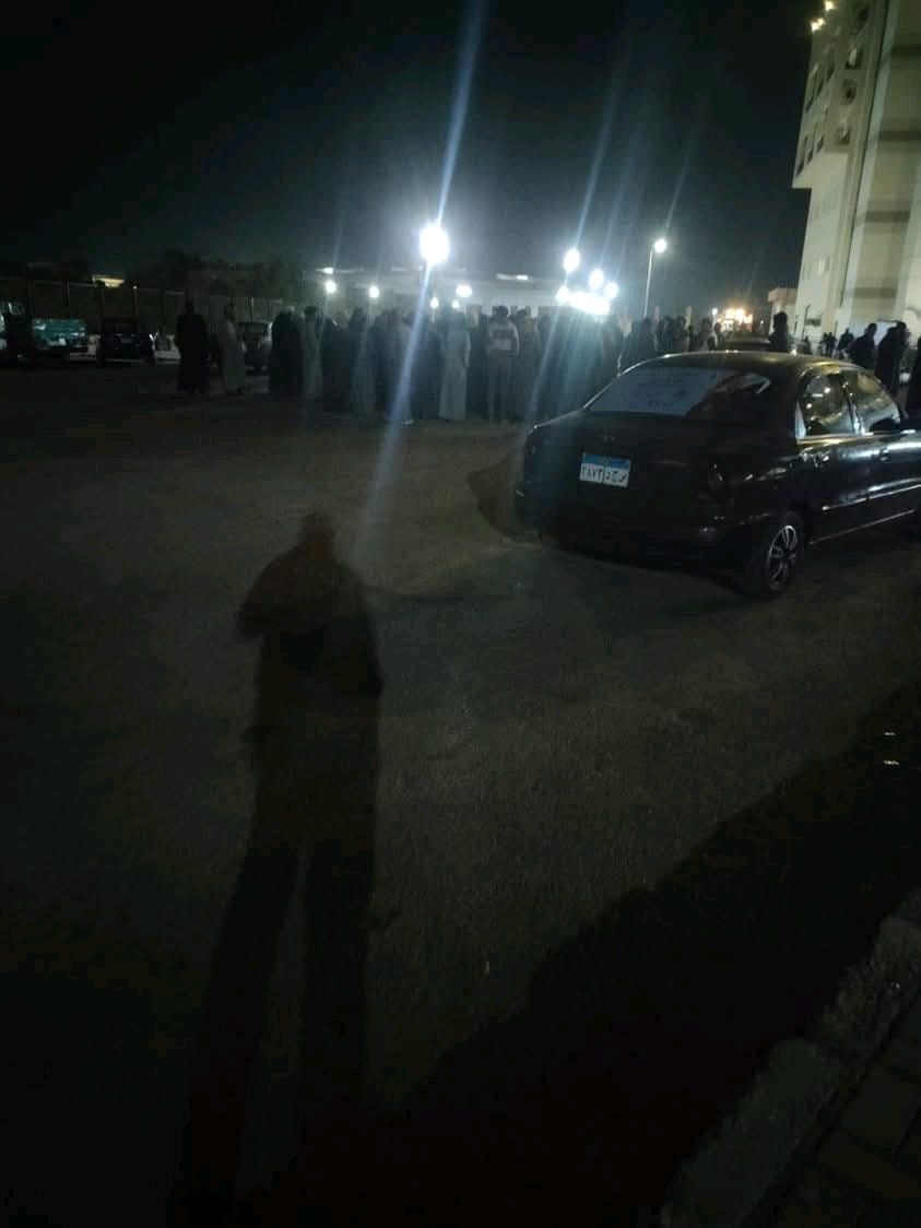 انتظار أهالي الطويرات أمام المشرحة